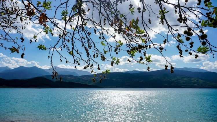 Λίμνη Πλαστήρα: Η «Μικρή Ελβετία» της Ελλάδας που γεννήθηκε από ένα όραμα – Περιπέτεια 4 εποχών