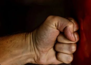 Απείλησε πρώην σύζυγο, κόρη και εγγονή ότι θα τους κάψει