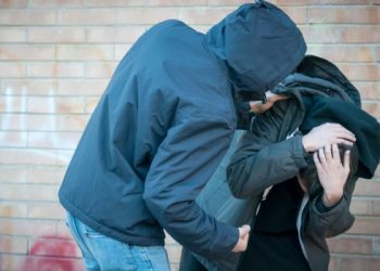 Απίστευτο περιστατικό: 12χρονος απείλησε με σουγιά συμμαθητή του για να τον ληστέψει