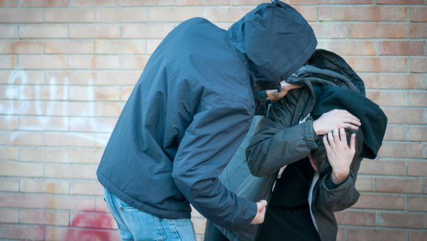 Απίστευτο περιστατικό: 12χρονος απείλησε με σουγιά συμμαθητή του για να τον ληστέψει