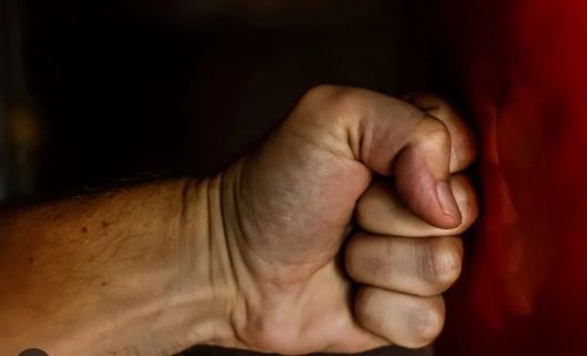 Απείλησε πρώην σύζυγο, κόρη και εγγονή ότι θα τους κάψει