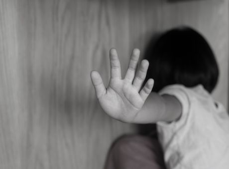 Σκηνές απείρου κάλλους: Πρώην σύζυγοι και πεθερά αντάλλαξαν χτυπήματα μπροστά στο παιδί