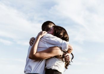 Αγκαλιά από απόσταση: Έμπλαστρο μεταδίδει αισθήσεις αφής μέσω διαδικτύου