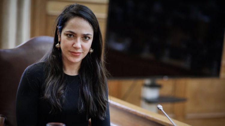  Δόμνα Μιχαηλίδου: «Η στεγαστική κρίση απαιτεί νέα εργαλεία — πώς θα λειτουργήσουν κοινωνική αντιπαροχή και κοινωνική κατοικία»