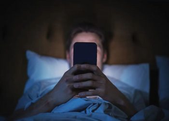 Το doomscrolling ως ένδειξη κοινωνικής τάξης – Γιατί οι πλούσιοι δεν «κολλάνε» στα κινητά τους