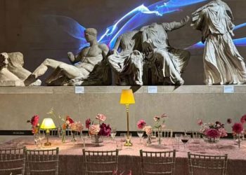«Pink Ball» στο Βρετανικό Μουσείο: Ροζ χαλί, σαμπάνιες και χορός δίπλα στα Γλυπτά του Παρθενώνα
