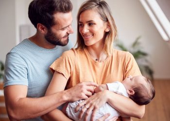 Νέοι γονείς αποκαλύπτουν τις μεγαλύτερες επιθυμίες τους μετά τη γέννα… και δεν είναι ο καφές