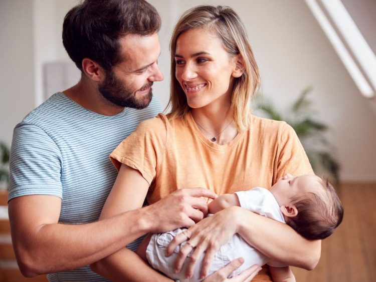Νέοι γονείς αποκαλύπτουν τις μεγαλύτερες επιθυμίες τους μετά τη γέννα… και δεν είναι ο καφές