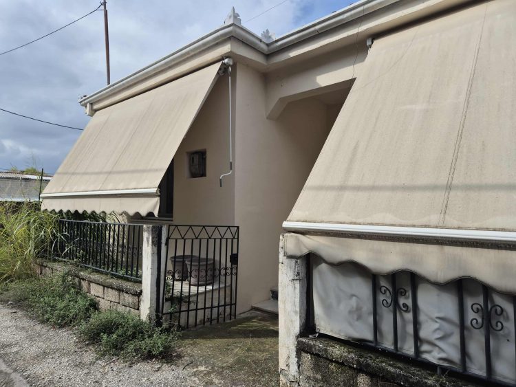 Έγκλημα στα Τρίκαλα: Ο ίδιος ο 18χρονος κάλεσε την Αστυνομία για να παραδοθεί (ΕΙΚΟΝΕΣ-ΒΙΝΤΕΟ)