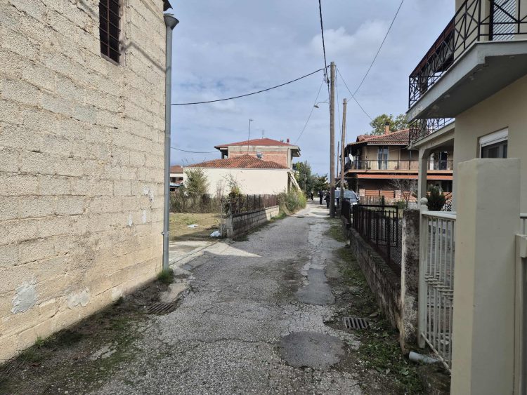 Έγκλημα στα Τρίκαλα: Ο ίδιος ο 18χρονος κάλεσε την Αστυνομία για να παραδοθεί (ΕΙΚΟΝΕΣ-ΒΙΝΤΕΟ)