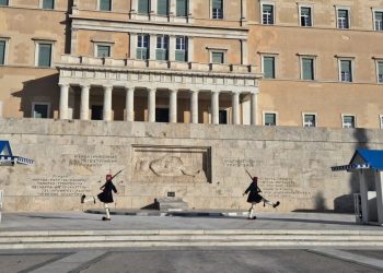 Αλλαγή φρουράς στο Σύνταγμα – Ένα must-see στην καρδιά της Αθήνας