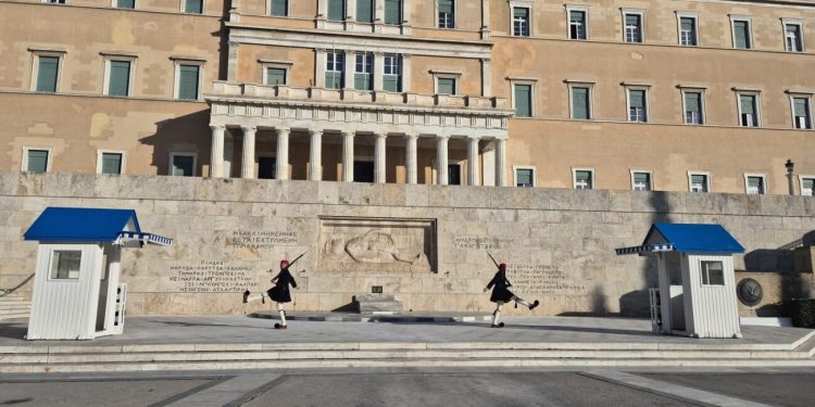 Αλλαγή φρουράς στο Σύνταγμα – Ένα must-see στην καρδιά της Αθήνας