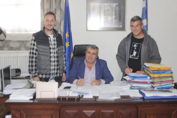 Υπογράφηκε η ανακατασκευή πεζοδρομίων στη Φήκη