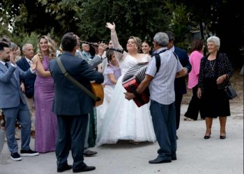 Με κλαρίνα και χαρές ο γάμος του Βασίλη Κουκουσούλη και της Ελένης Σαμαρά – Βαφτίστηκε και ο γιος τους Ευάγγελος-Σταύρος