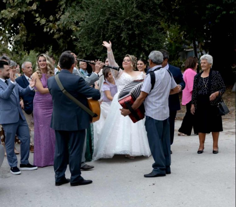 Με κλαρίνα και χαρές ο γάμος του Βασίλη Κουκουσούλη και της Ελένης Σαμαρά – Βαφτίστηκε και ο γιος τους Ευάγγελος-Σταύρος
