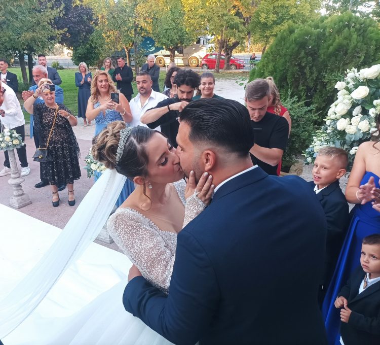 Ο υπέρλαμπρος γάμος της Κατερίνας Μπαταγιάννη και του Αντώνη Πολυκρέτη