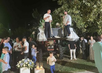 Τρίκαλα: Οι φίλοι του γαμπρού το απογείωσαν! Έφεραν ρύζι με τρακτέρ στο γάμο