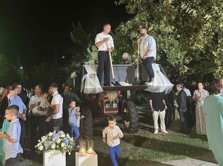Τρίκαλα: Οι φίλοι του γαμπρού το απογείωσαν! Έφεραν ρύζι με τρακτέρ στο γάμο