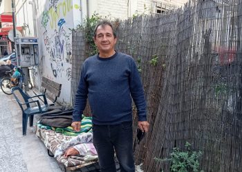 Αγρότης στα Τρίκαλα κοιμάται στον δρόμο σε ένδειξη διαμαρτυρίας-Ζητά δικαίωση για τα χρέη του ΟΠΕΚΕΠΕ και στέκεται δίπλα στον Ρούτσι
