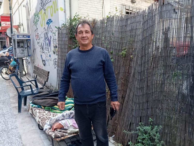 Αγρότης στα Τρίκαλα κοιμάται στον δρόμο σε ένδειξη διαμαρτυρίας-Ζητά δικαίωση για τα χρέη του ΟΠΕΚΕΠΕ και στέκεται δίπλα στον Ρούτσι