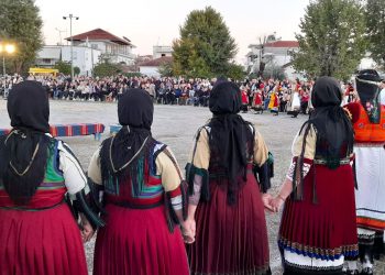 Αποθεώθηκαν από το κοινό οι χορευτές του Καραγκούνικου Πανηγυριού στα Τρίκαλα