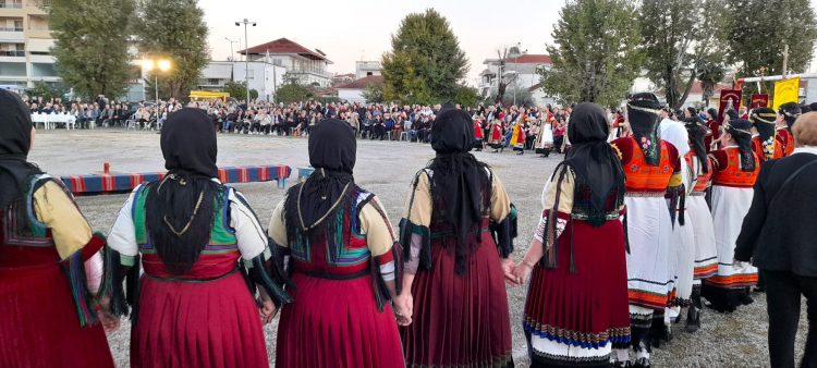 Αποθεώθηκαν από το κοινό οι χορευτές του Καραγκούνικου Πανηγυριού στα Τρίκαλα
