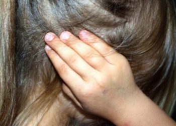 Σκηνές βίας στο δάσος: Πατέρας σήκωσε ανάποδα το 6χρονο παιδί του και επιτέθηκε στη μητέρα