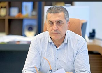 Ρουκέτες Κουρέτα κατά της κυβέρνησης για τα εμβόλια της ευλογιάς: “Τέλος η παραπληροφόρηση”