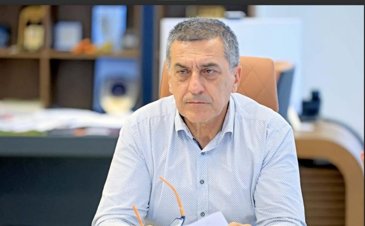 Ρουκέτες Κουρέτα κατά της κυβέρνησης για τα εμβόλια της ευλογιάς: “Τέλος η παραπληροφόρηση”