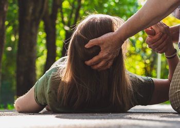 Κατέρρευσε μέσα στη δικαστική αίθουσα – Δεν άντεξε την πίεση στη διάρκεια δίκης για διατροφή (ΕΙΚΟΝΑ)