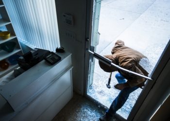 Ανήλικος με συνεργό του “άδειαζαν” καταστήματα