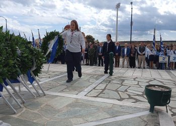 Με την κατάθεση στεφάνων από την τοπική εκπαίδευση ξεκίνησαν οι εκδηλώσεις του «ΟΧΙ»