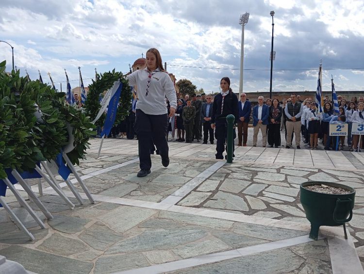 Με την κατάθεση στεφάνων από την τοπική εκπαίδευση ξεκίνησαν οι εκδηλώσεις του «ΟΧΙ»