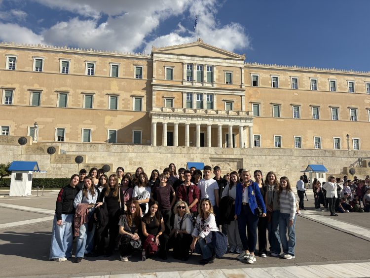 Στη Βουλή των Ελλήνων ξεναγήθηκαν μαθητές του Μουσικού Σχολείου Τρικάλων