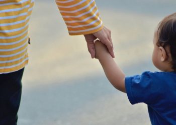 Για πρώτη φορά: Γονική άδεια στις 11/12 σε όλους – Η απόφαση