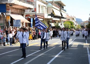 Πλήθος κόσμου στην παρέλαση της Καλαμπάκας χειροκρότησε μαθητές και τμήματα συλλόγων