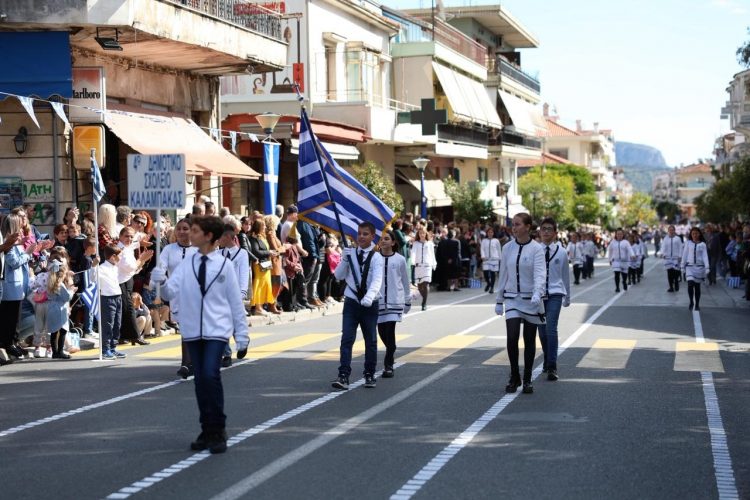 Πλήθος κόσμου στην παρέλαση της Καλαμπάκας χειροκρότησε μαθητές και τμήματα συλλόγων