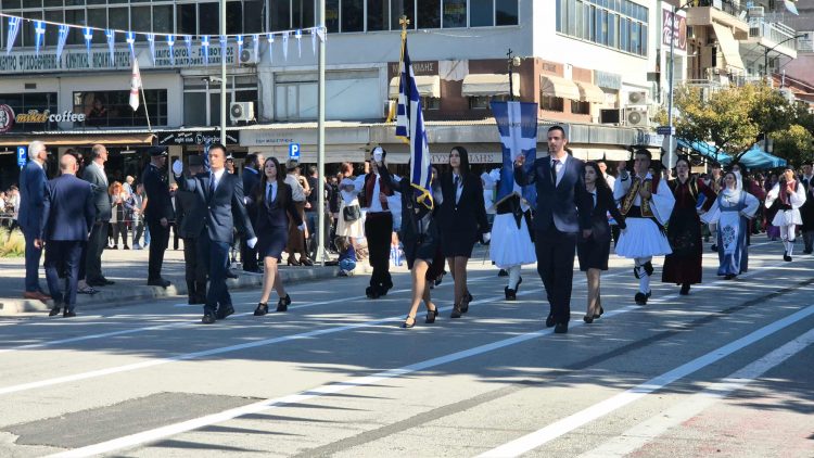 Με ηρεμία, καλό καιρό και πλήθος κόσμου η παρέλαση της 28ης Οκτωβρίου στα Τρίκαλα
