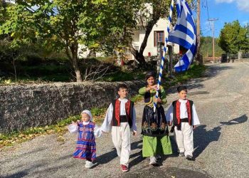 Μαθητική παρέλαση την 28η Οκτωβρίου στην Καστανιά με κλειστό σχολείο 27 χρόνια!