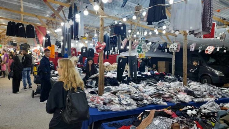 Αναστάτωση στην εμποροπανήγυρη Καρδίτσας – επαγγελματίες έκλεισαν ξαφνικά τα παραπήγματά τους, ενώ οι επισκέπτες προσπαθούσαν να προβούν σε αγορές! (ΕΙΚΟΝΕΣ)