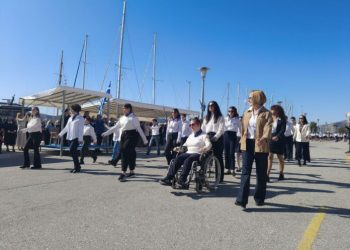 Με 3.500 άτομα η μεγάλη παρέλαση του “ΟΧΙ” στον Βόλο – “Βούλιαξε” η παραλία (ΕΙΚΟΝΕΣ)