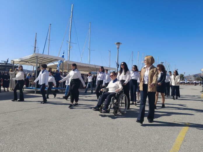 Με 3.500 άτομα η μεγάλη παρέλαση του “ΟΧΙ” στον Βόλο – “Βούλιαξε” η παραλία (ΕΙΚΟΝΕΣ)