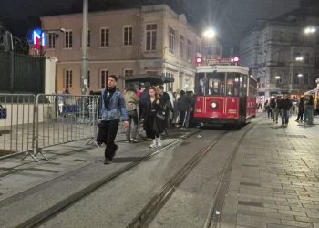 Ταξίδι στον χρόνο με το κόκκινο τραμ της Ιστικλάλ στην Κωνσταντινούπολη