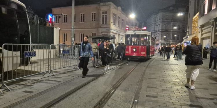 Ταξίδι στον χρόνο με το κόκκινο τραμ της Ιστικλάλ στην Κωνσταντινούπολη