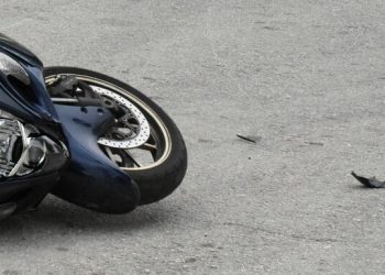 Απίστευτο περιστατικό – Μηχανάκι κόπηκε στη μέση εν κινήσει! (ΕΙΚΟΝΑ)