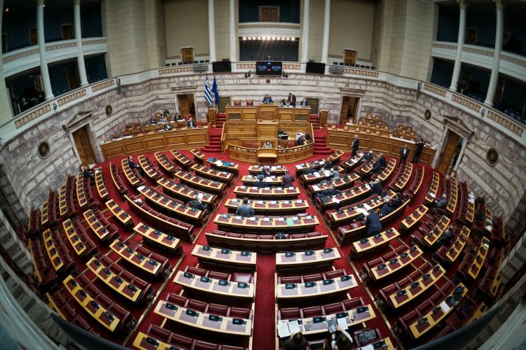 ΥΠΕΚΑ Ν. Κεραμέως: Με ευρεία πλειοψηφία υπερψηφίστηκαν τα μισά άρθρα του εργασιακού νομοσχεδίου παρά τις μεγάλες κοινοβουλευτικές αντιδράσεις