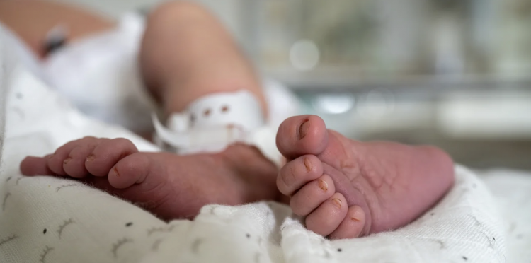 Λάρισα: Βρέφος νοσηλεύεται σε ΜΕΘ με εγκαύματα από καυτό λάδι -Εξαιρετικά κρίσιμη η κατάστασή του