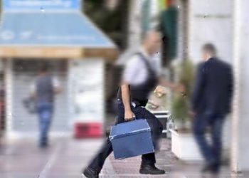 Αναστάτωση με χρηματαποστολή έξω από την Εθνική Τράπεζα (ΕΙΚΟΝΕΣ – ΒΙΝΤΕΟ)