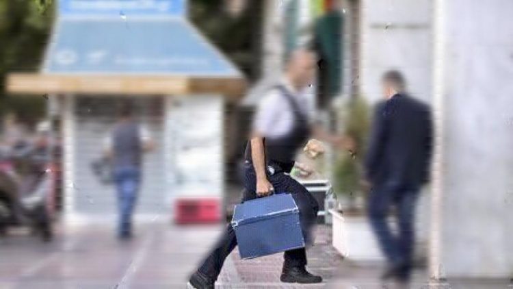 Αναστάτωση με χρηματαποστολή έξω από την Εθνική Τράπεζα (ΕΙΚΟΝΕΣ – ΒΙΝΤΕΟ)