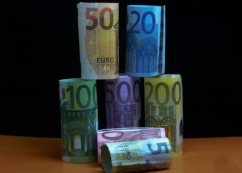 Τρεις στους δέκα Έλληνες μιλούν πιο άνετα για τα οικονομικά τους με AI παρά με άνθρωπο